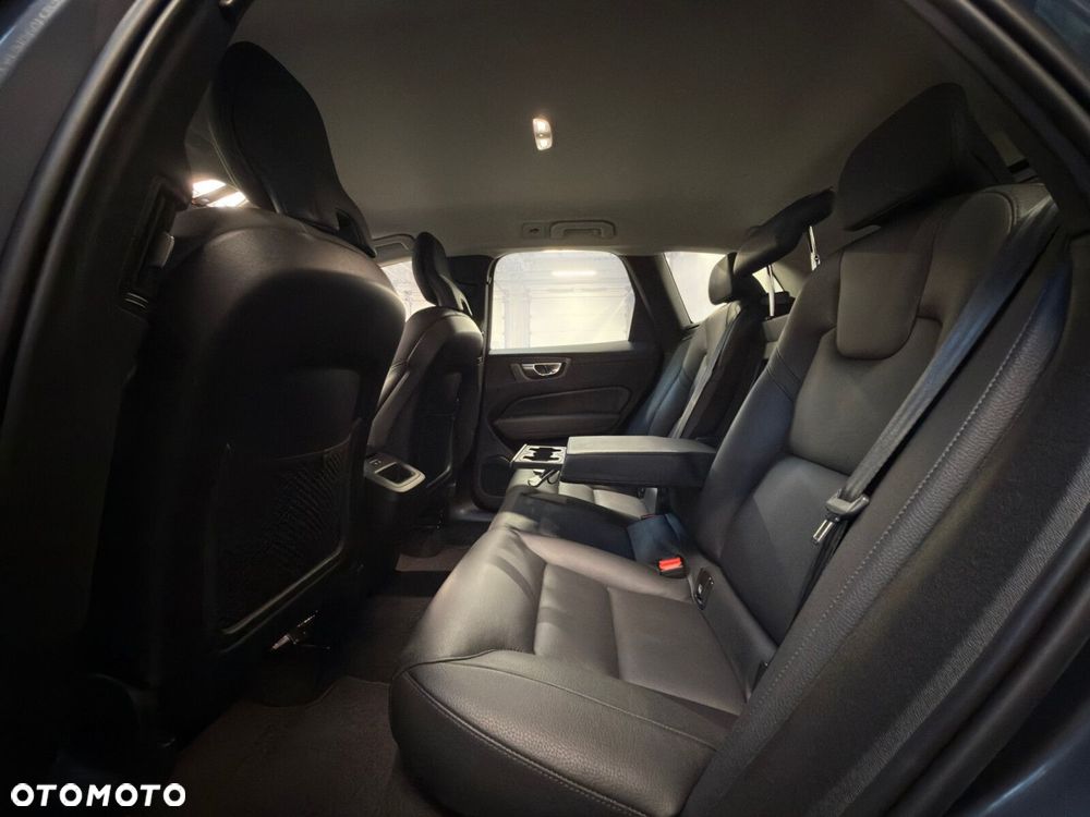 Volvo XC 60 B4 B Plus Dark - 27