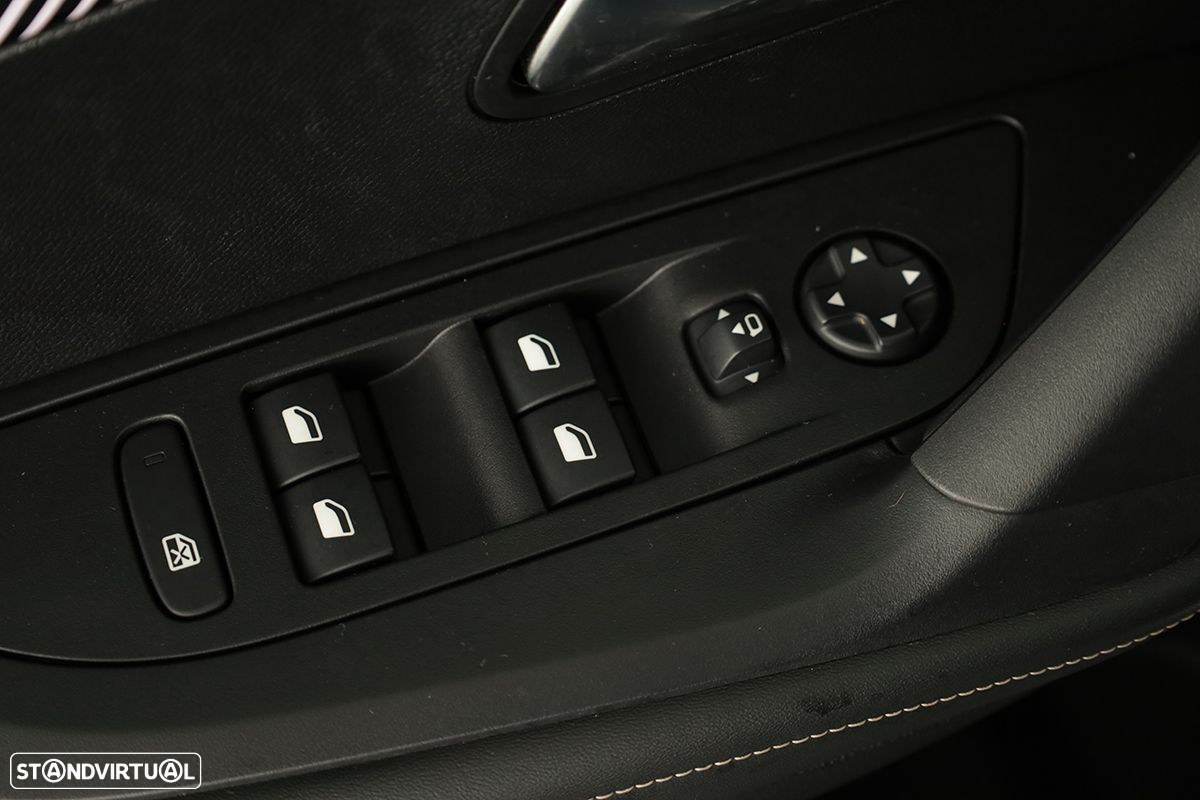 Peugeot 2008 1.2 PureTech Allure EAT8 - 21
