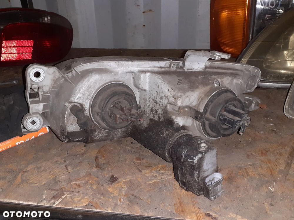 Reflektor LAMPA PRAWA PRAWY PRZÓD MAZDA 323 - 2