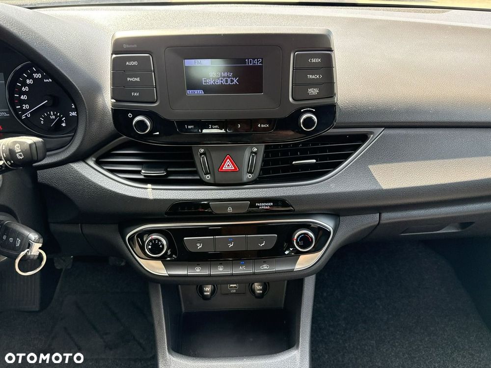 Hyundai i30 1.5 DPI Classic + - 23