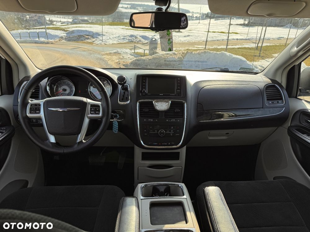 Chrysler Town & Country - 6