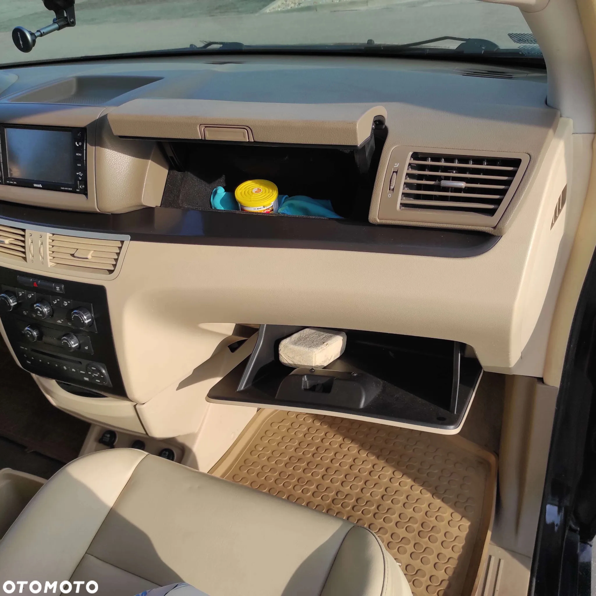 Volkswagen Routan - 10