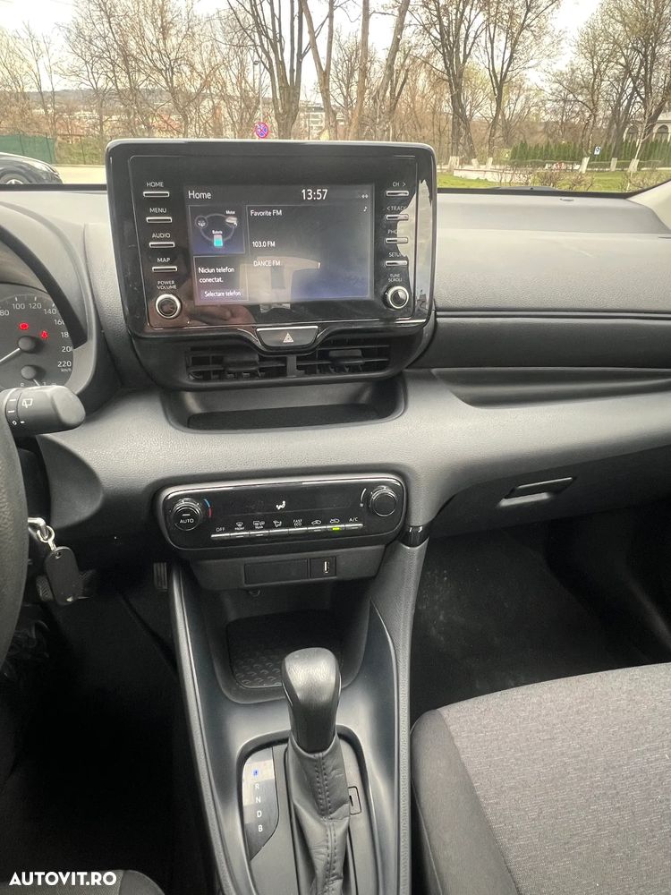 Toyota Yaris 1.5 VVT-i HSD Dynamic Bi-tone - 11