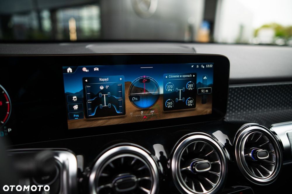 Mercedes-Benz GLB - 12