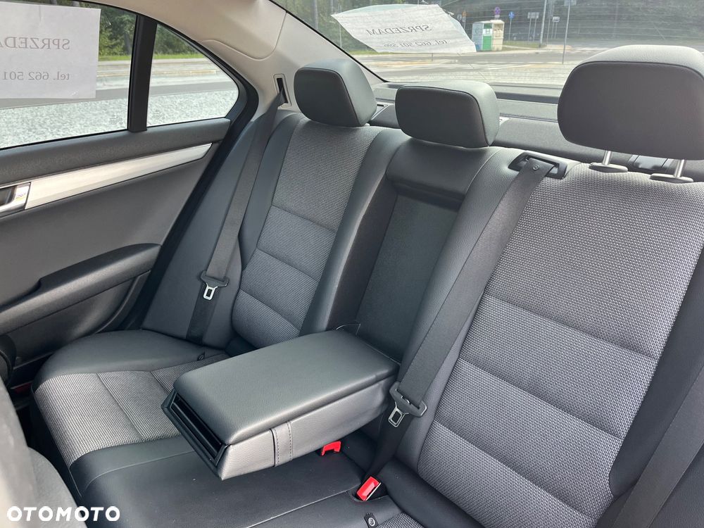 Mercedes-Benz Klasa C 180 CGI Automatik BlueEFFICIENCY Avantgarde - 26