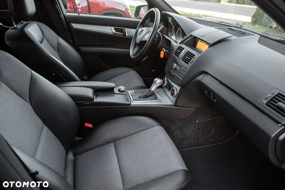 Mercedes-Benz Klasa C 180 CGI Automatik BlueEFFICIENCY - 31