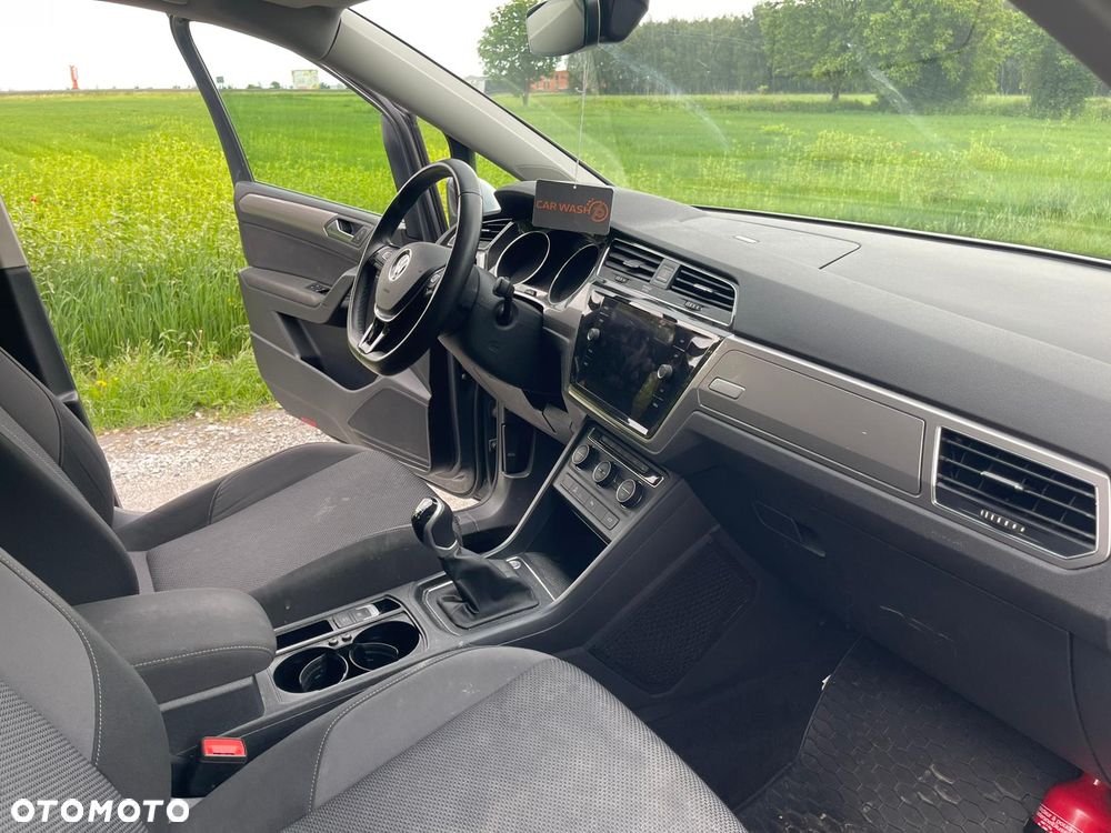 Volkswagen Touran - 10