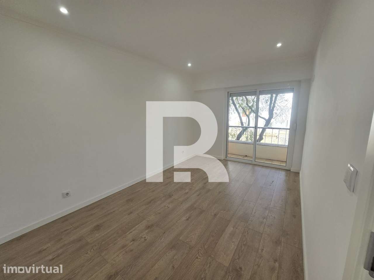 Apartamento T3 com 2 varandas totalmente remodelado na Mina de Água - Grande imagem: 5/11