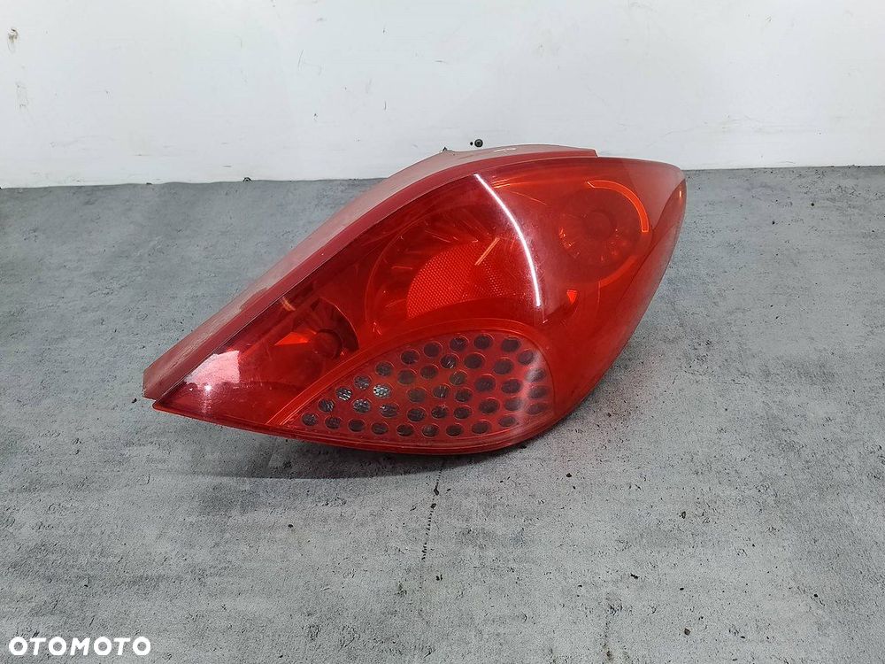 LAMPA TYLNA PRAWA PEUGEOT 207 9649986580   VP5PFX-13404-A HATCHBACK - 1