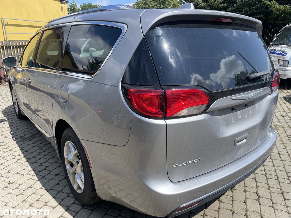 Chrysler Pacifica - 8