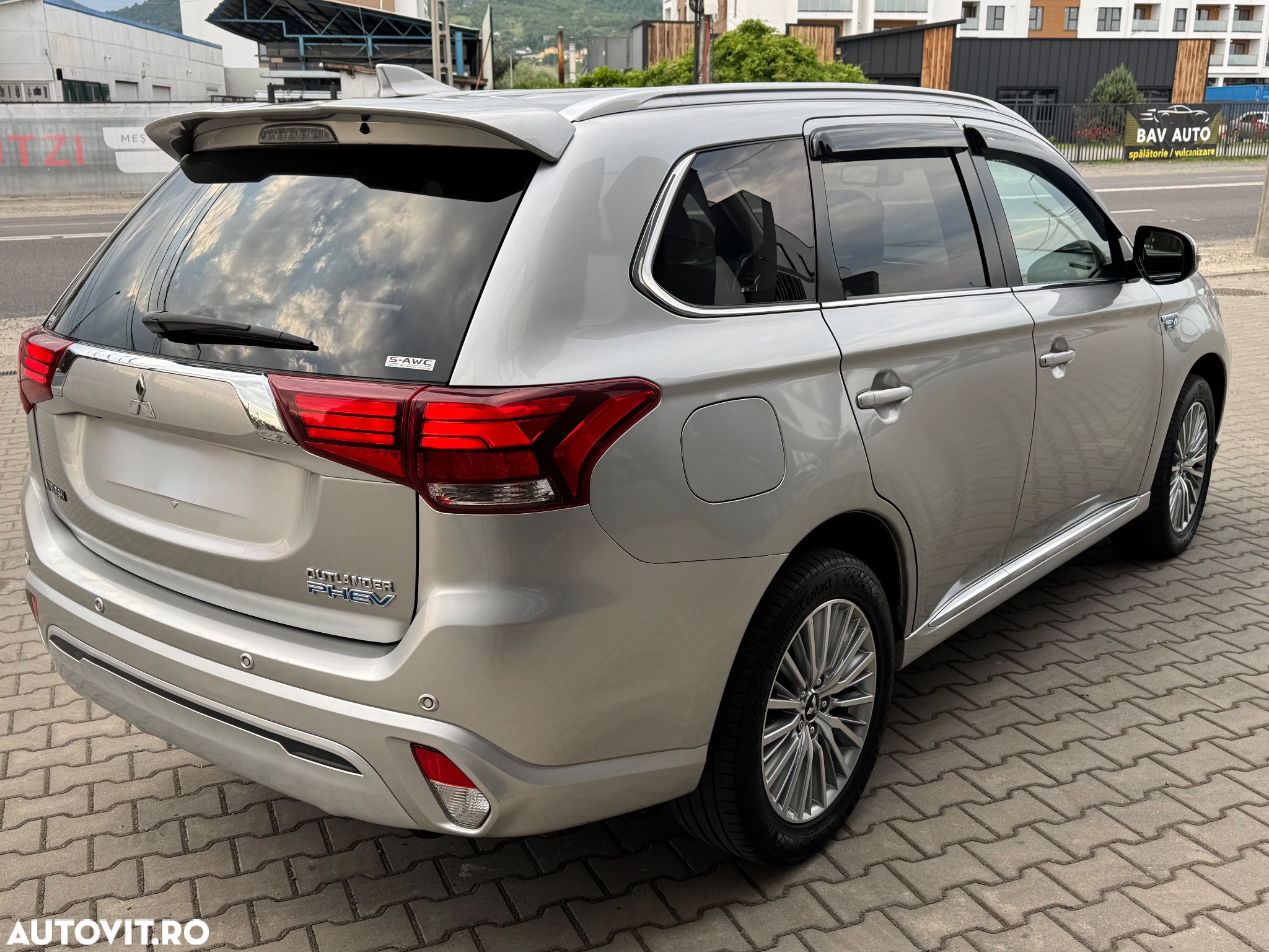 Mitsubishi Outlander 2.4 4WD Plug-In Hybrid Plus - 22