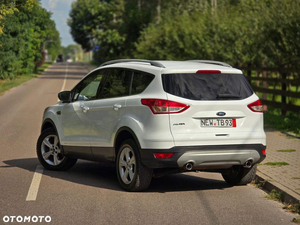 Ford Kuga 2.0 TDCi 2x4 Titanium - 4