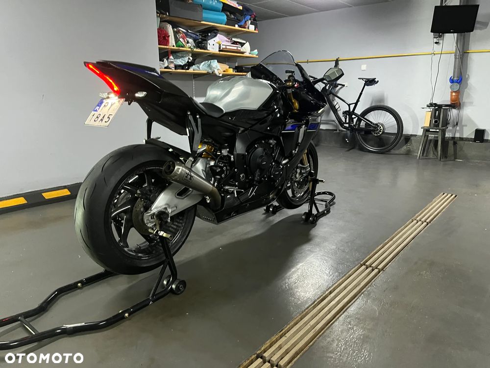 Yamaha R1 - 11