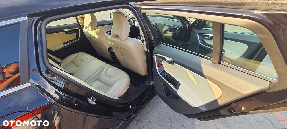 Volvo V60 D6 AWD Plug-in Hybrid R-Design Summum - 11