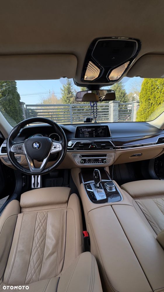 BMW Seria 7 750i xDrive - 25
