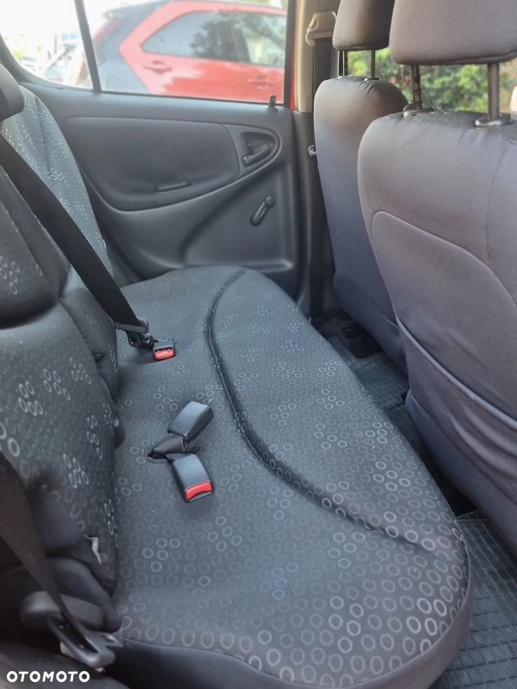 Toyota Yaris 1.0 Base - 9