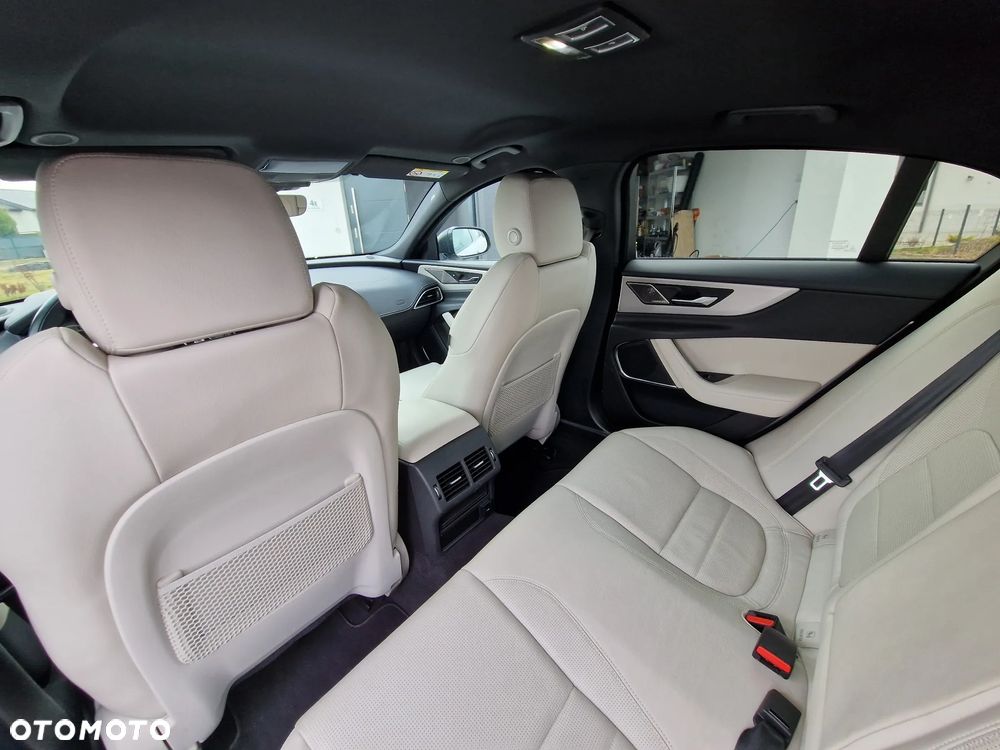 Jaguar XE 2.0 P300 AWD R-Dynamic SE - 16