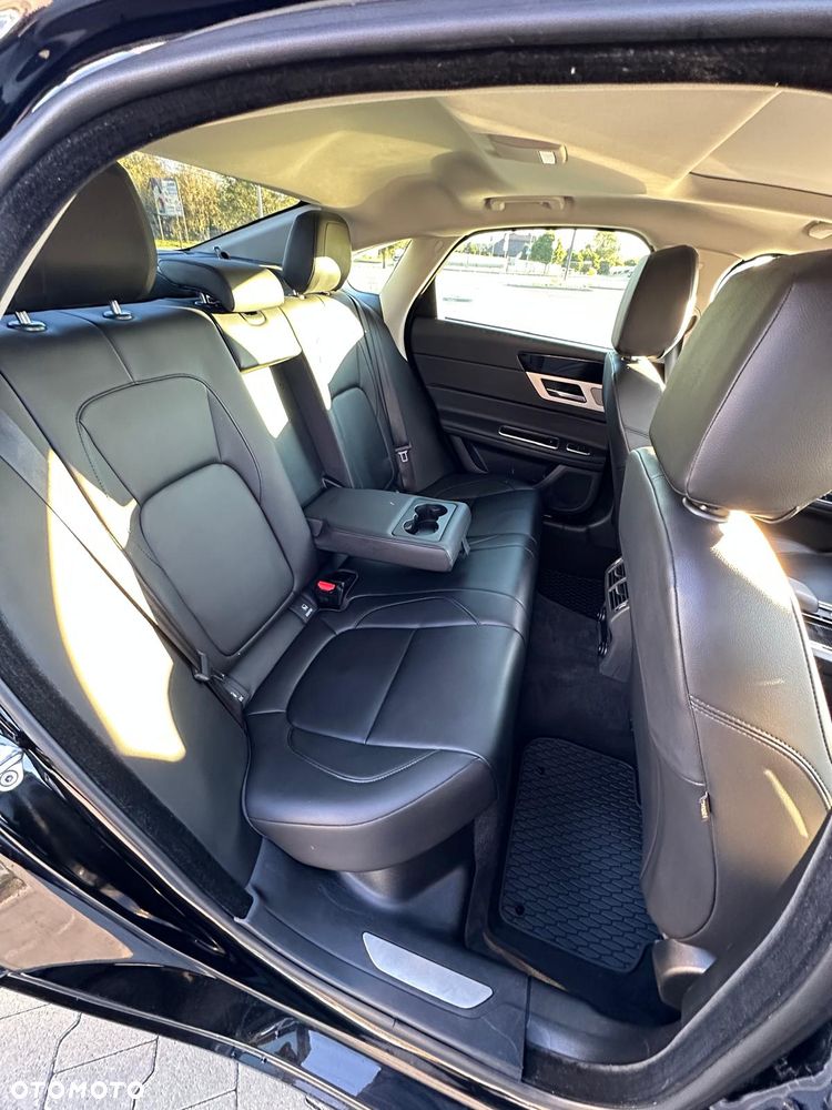 Jaguar XF 25t Prestige - 30