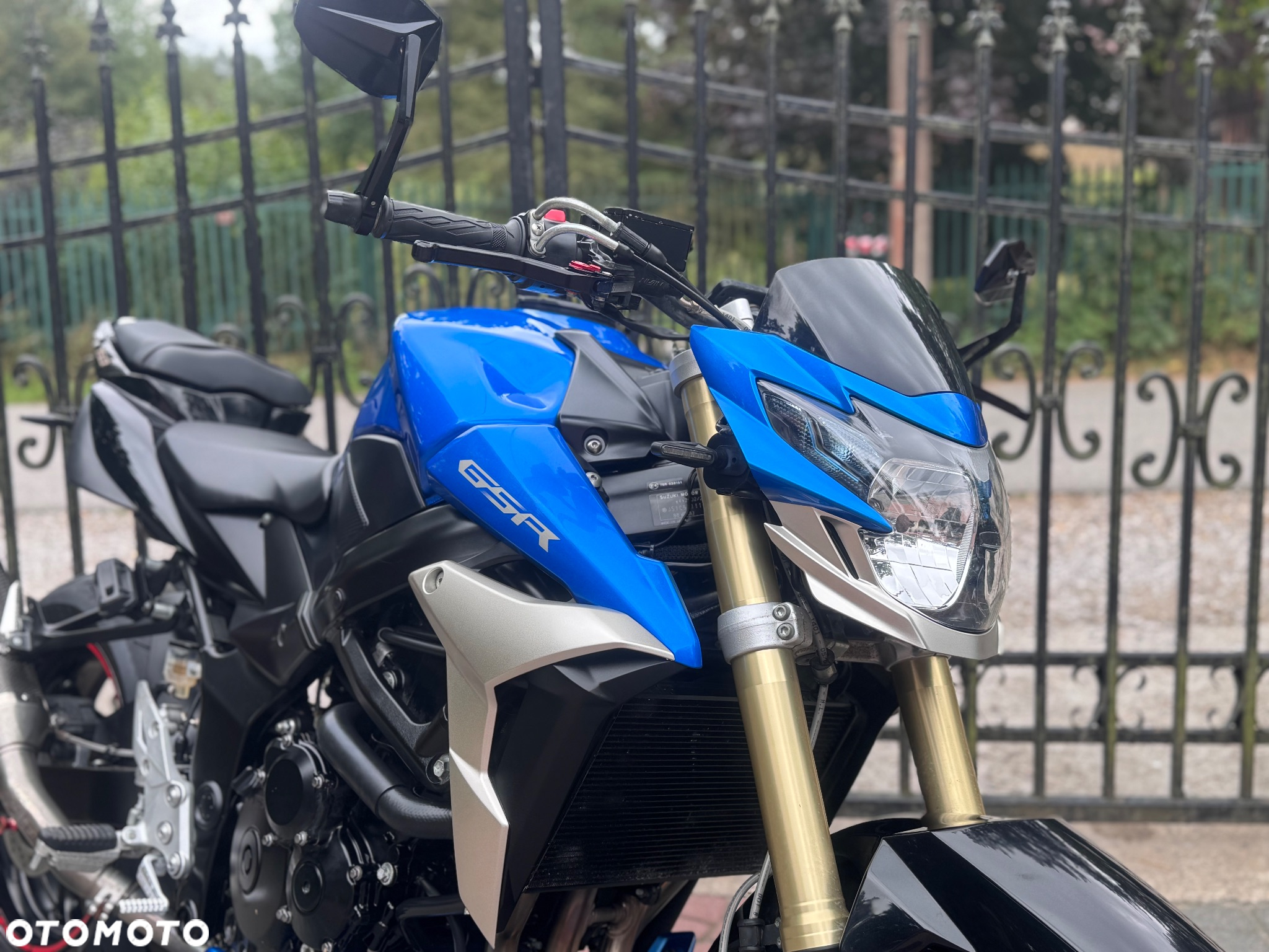 Suzuki GSR - 11