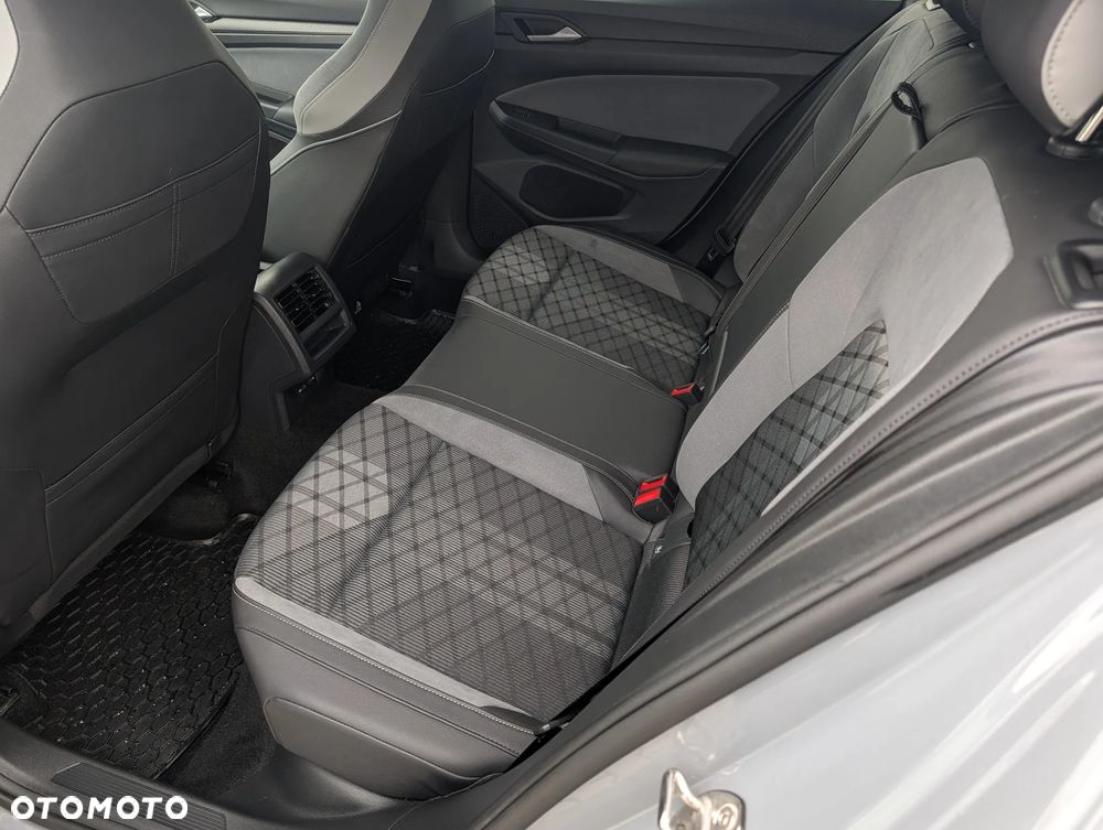 Volkswagen Golf 1.5 eTSI OPF DSG R-Line - 11