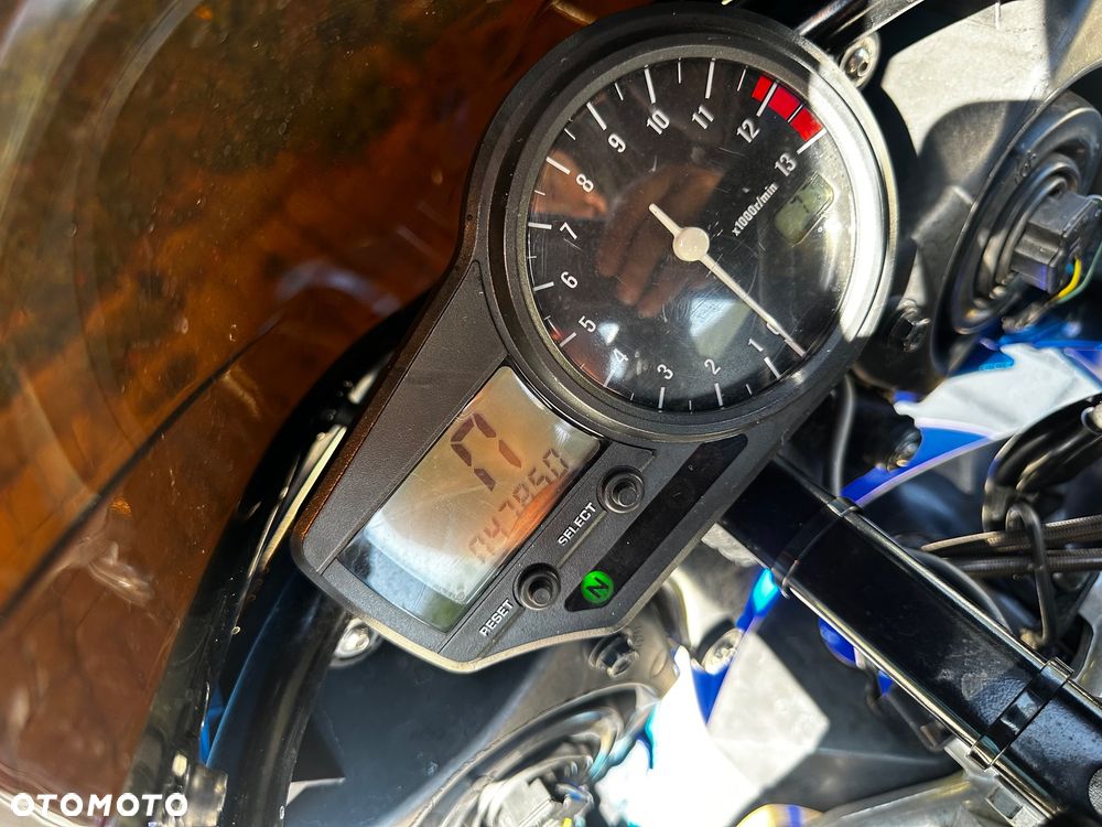Yamaha R1 - 11