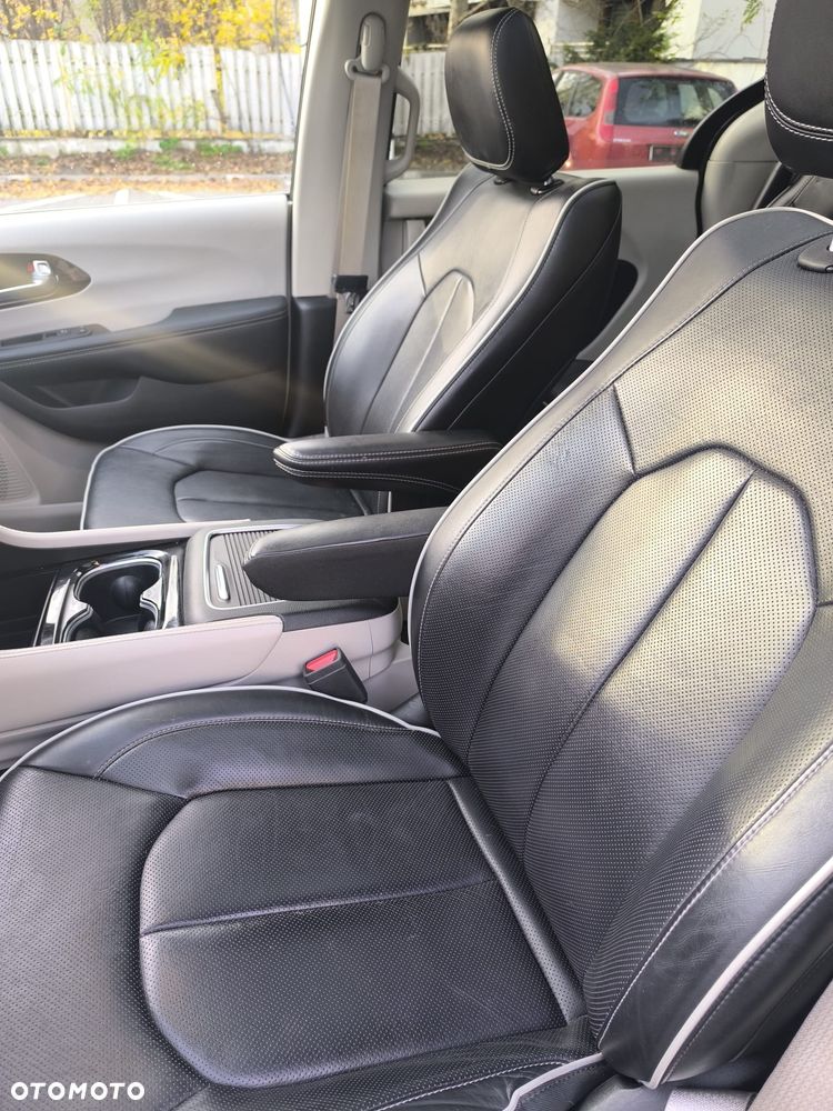 Chrysler Pacifica - 10