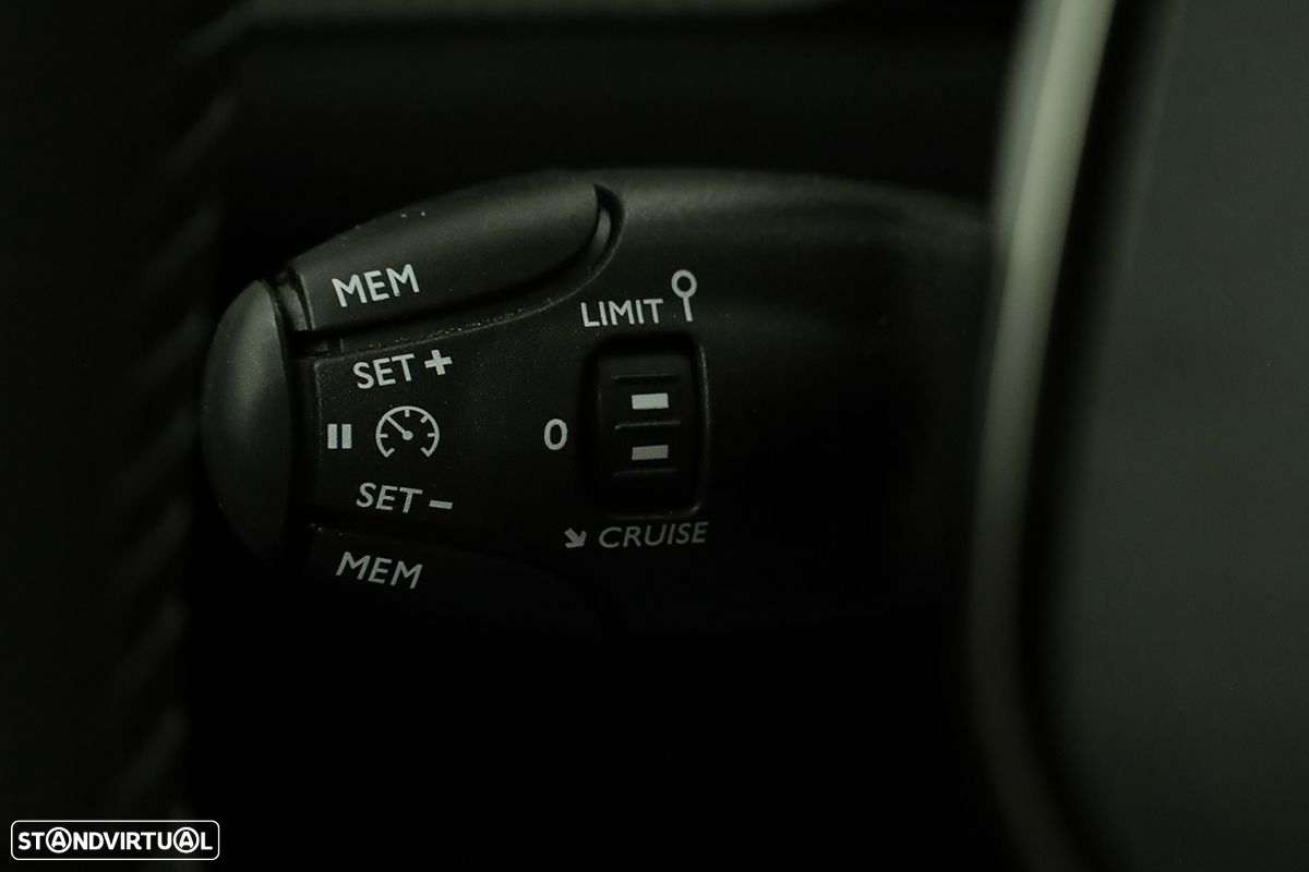 Peugeot 2008 1.2 PureTech Allure EAT8 - 19