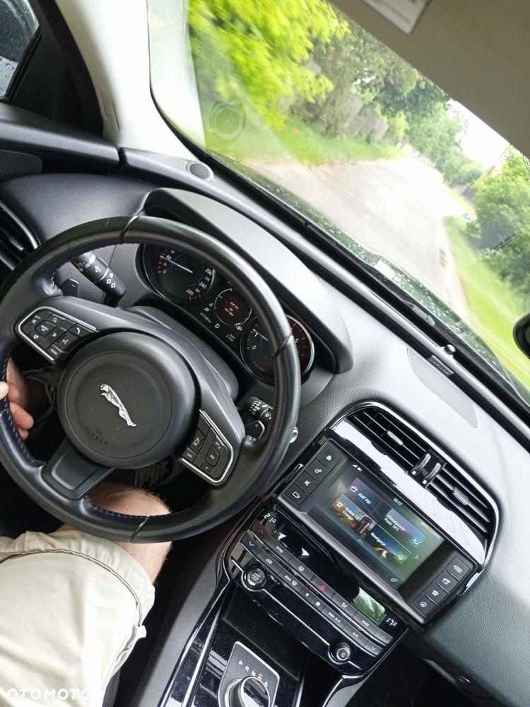 Jaguar XE 2.0 T Portfolio - 15