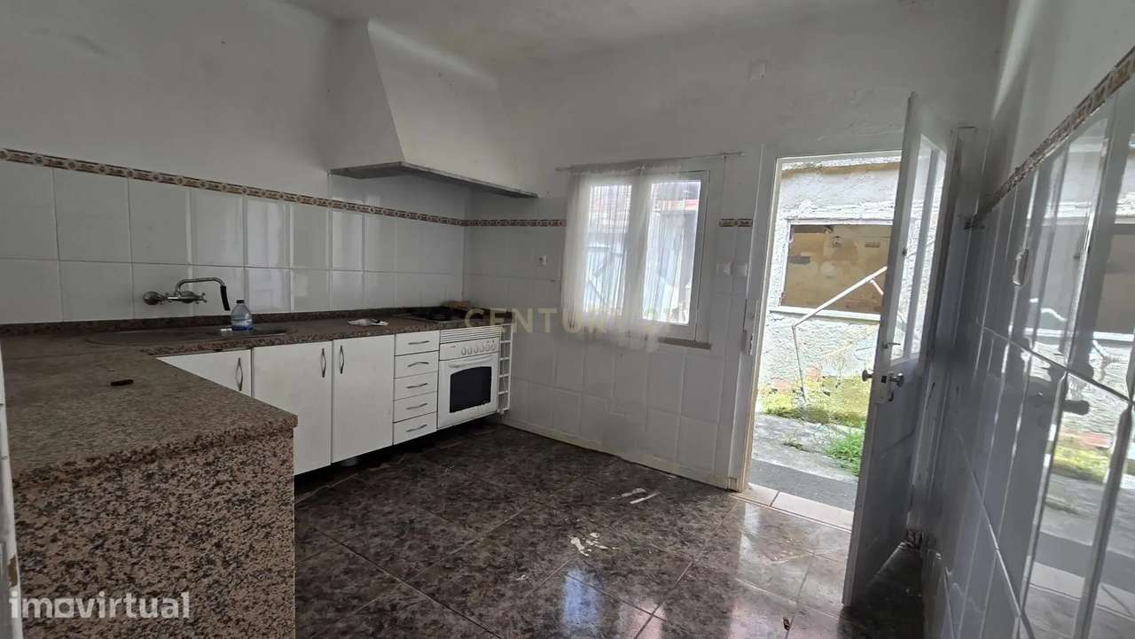 Moradia T4 para restaurar com jardim e anexos na Serra da Vila – Torre - Grande imagem: 2/8