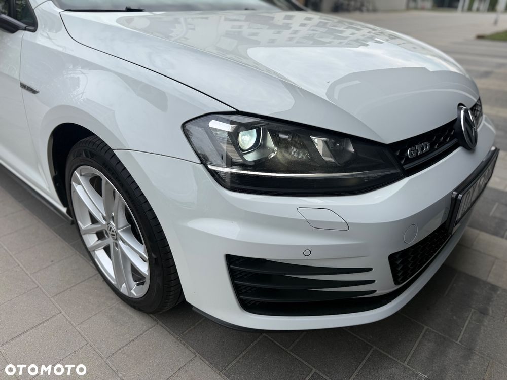 Volkswagen Golf - 25