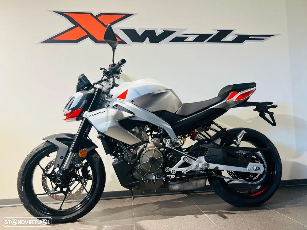 Aprilia Tuono 457 - 4