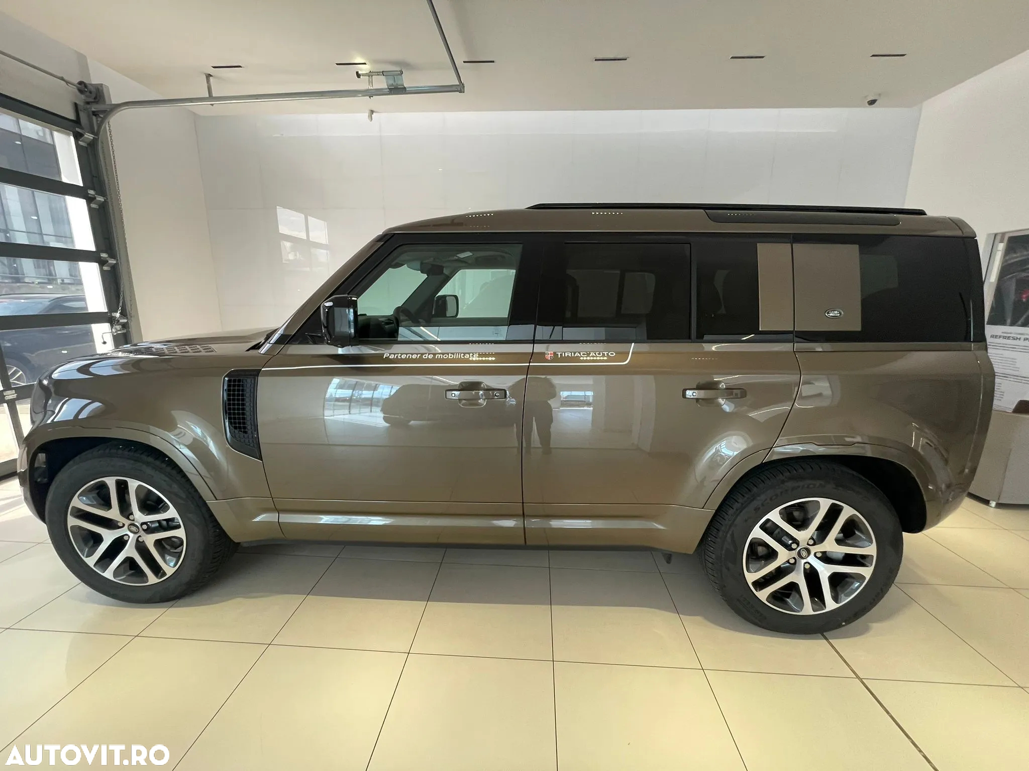 Land Rover Defender - 2