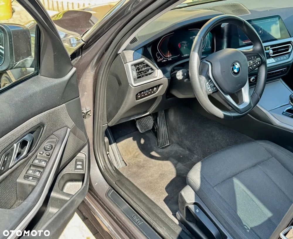 BMW Seria 3 320d Touring xDrive - 9