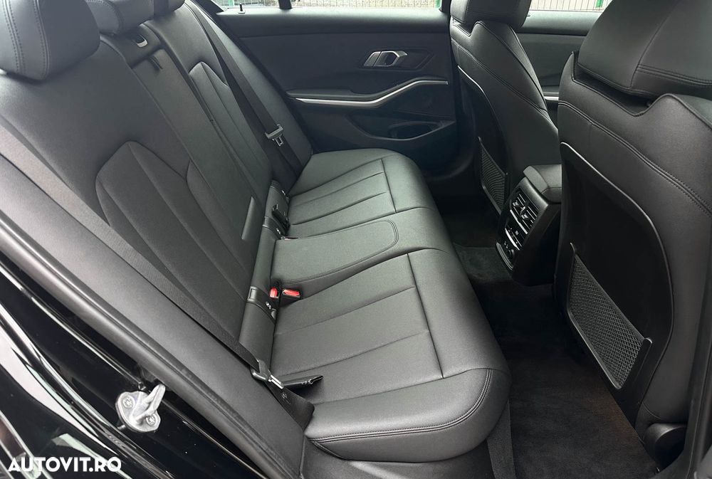 BMW Seria 3 330i xDrive AT - 9