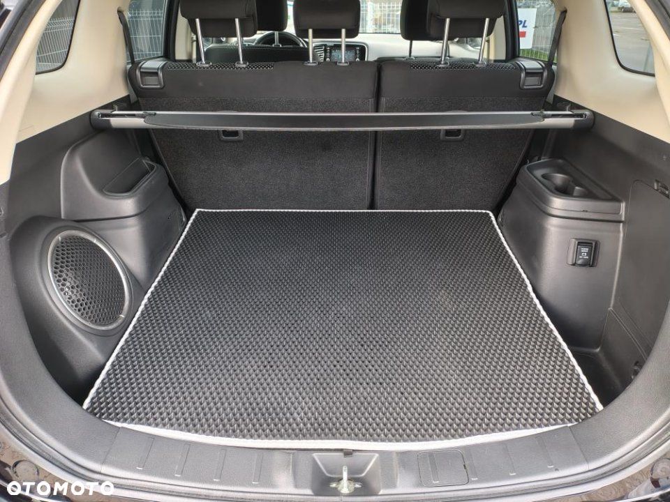 Mitsubishi Outlander - 2