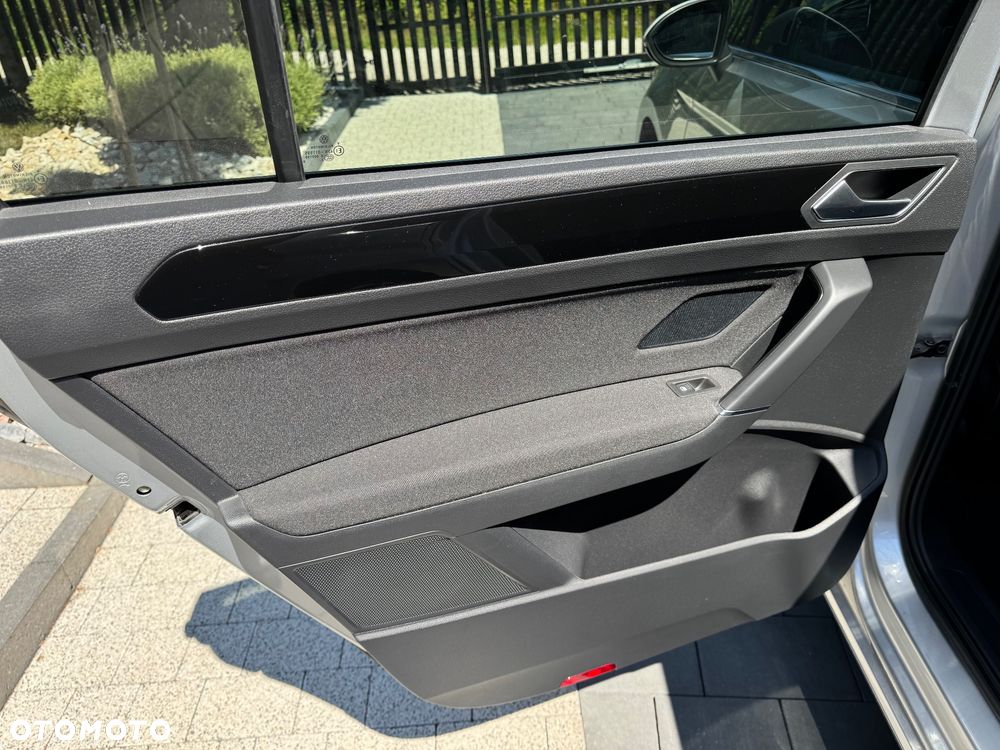 Volkswagen Touran - 12