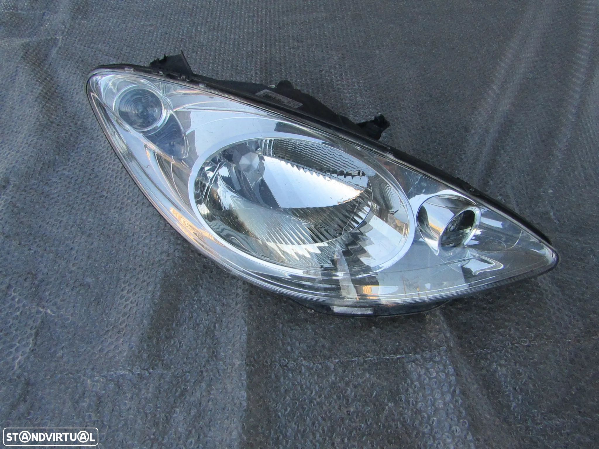 Farol Peugeot 108 ano 2009 (ver descrição) - 1