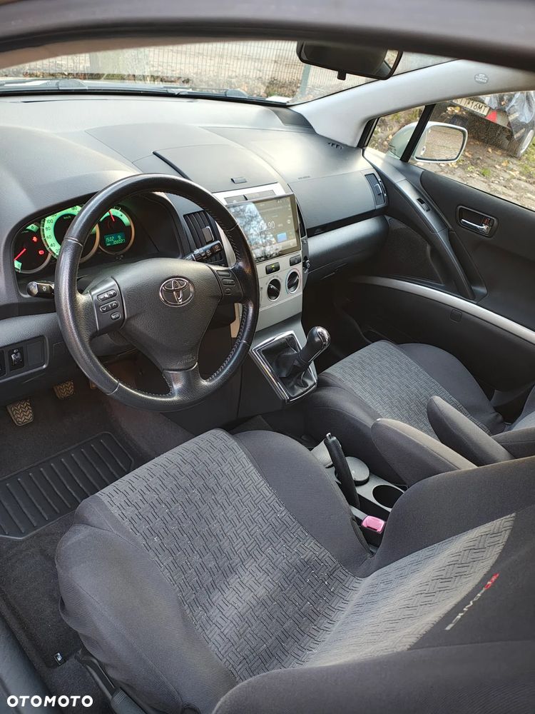 Toyota Corolla Verso 2.2 D-4D - 17