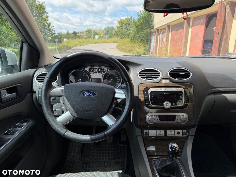 Ford Focus 1.6 Ghia - 11