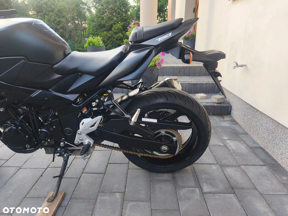 Suzuki GSR - 16