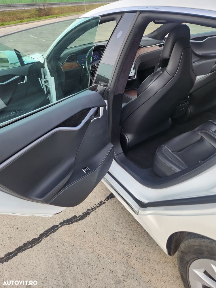 Tesla Model S - 8
