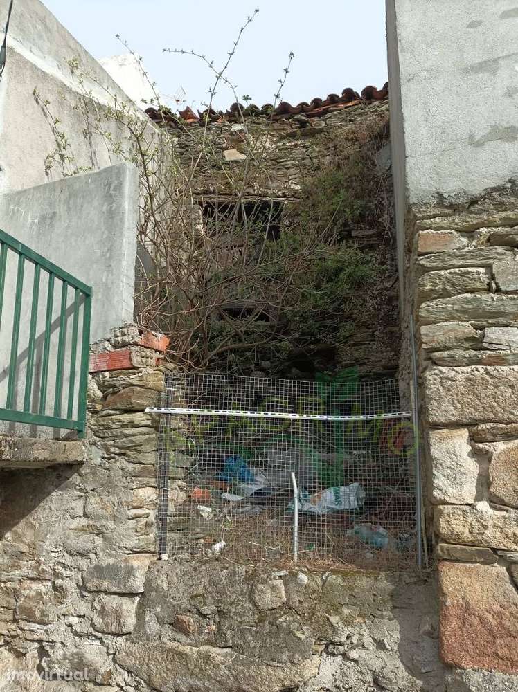 Casa para reconstrução em Trevões - Grande imagem: 4/9