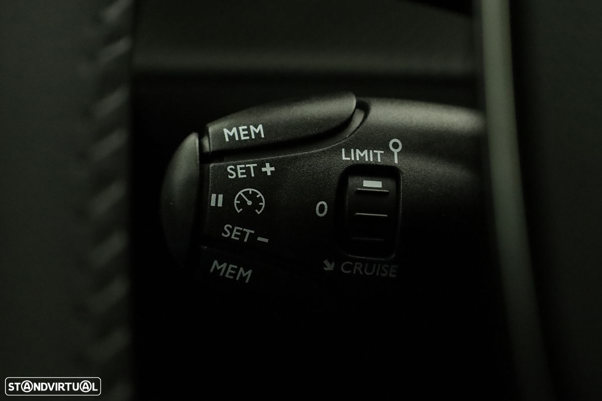 Peugeot 2008 1.2 PureTech Allure - 17
