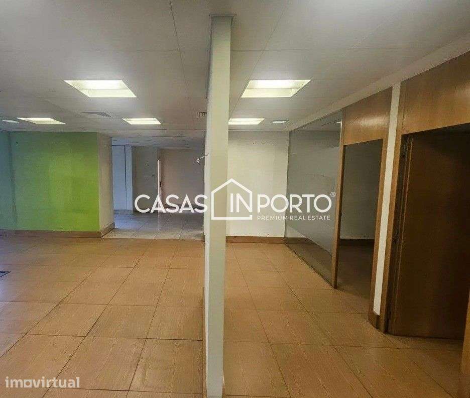 Loja junto ao Metro da Trindade - Grande imagem: 3/13