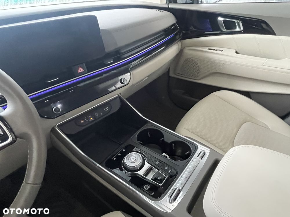 Kia Carnival - 12