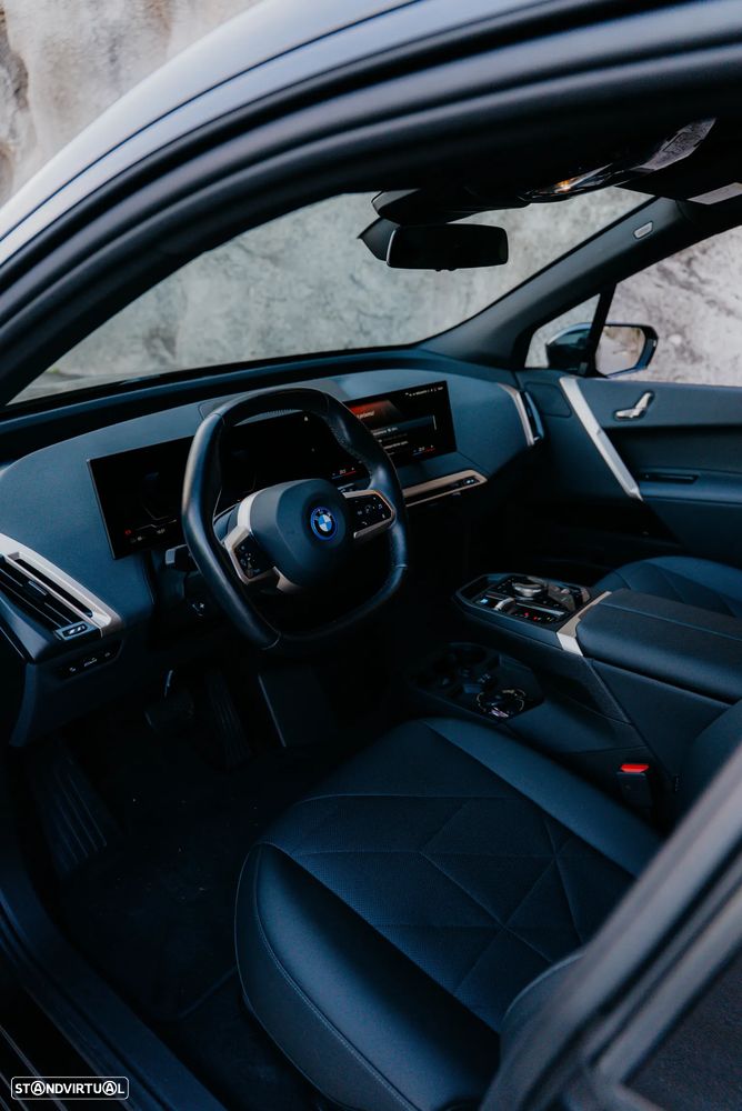 BMW iX xDrive40 - 42