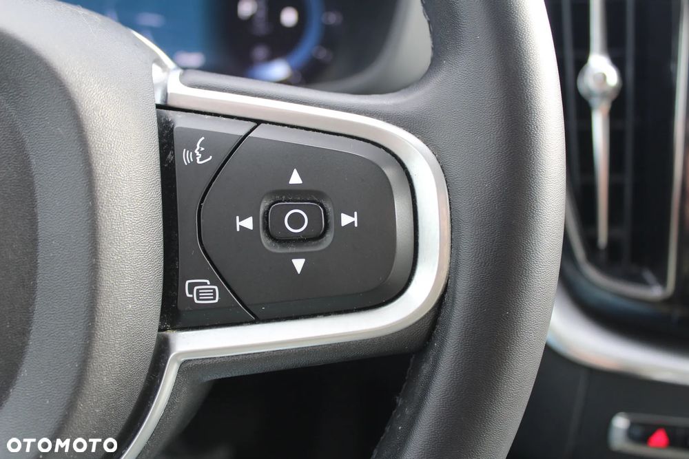 Volvo XC 60 B4 D AWD Geartronic Momentum Pro - 32