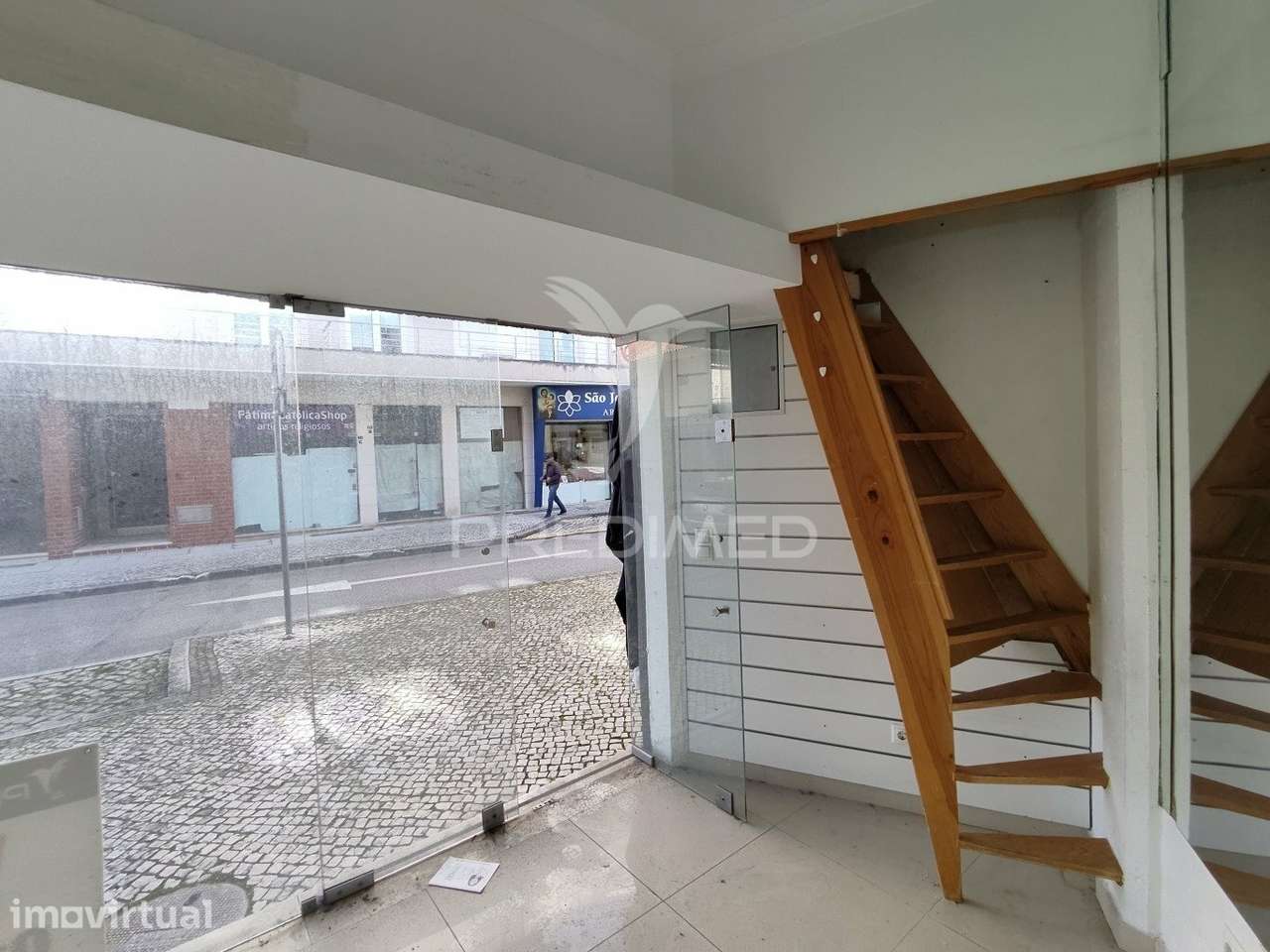 Loja situada na rua da Rainha Santa Isabel, Fátima - Grande imagem: 5/6