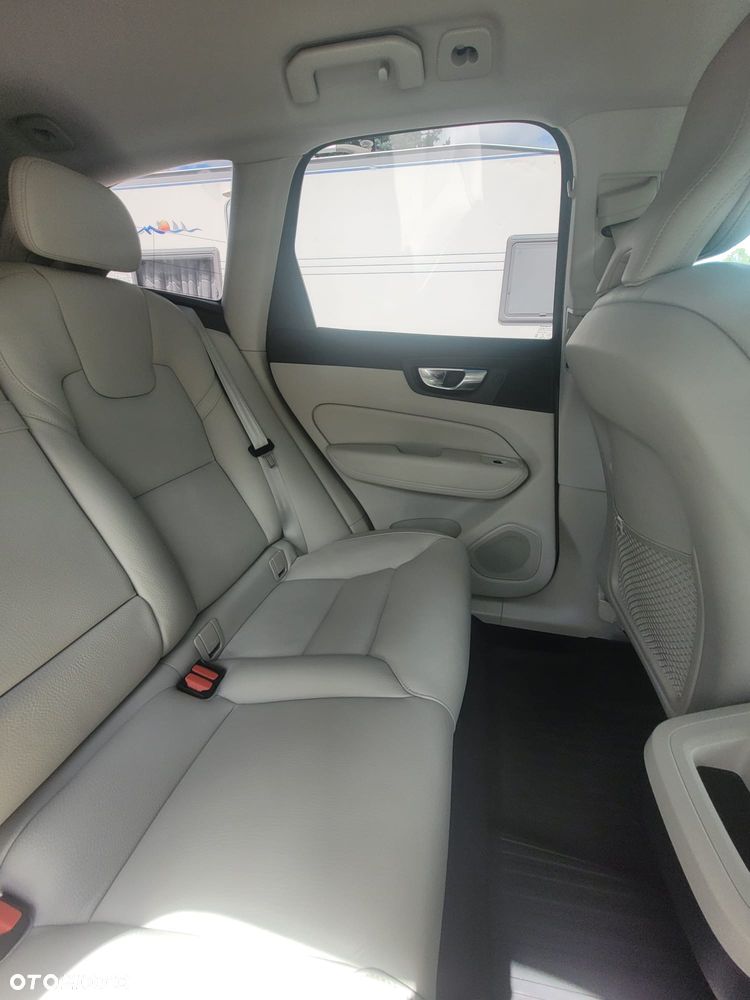 Volvo XC 60 B4 B Momentum Pro - 16