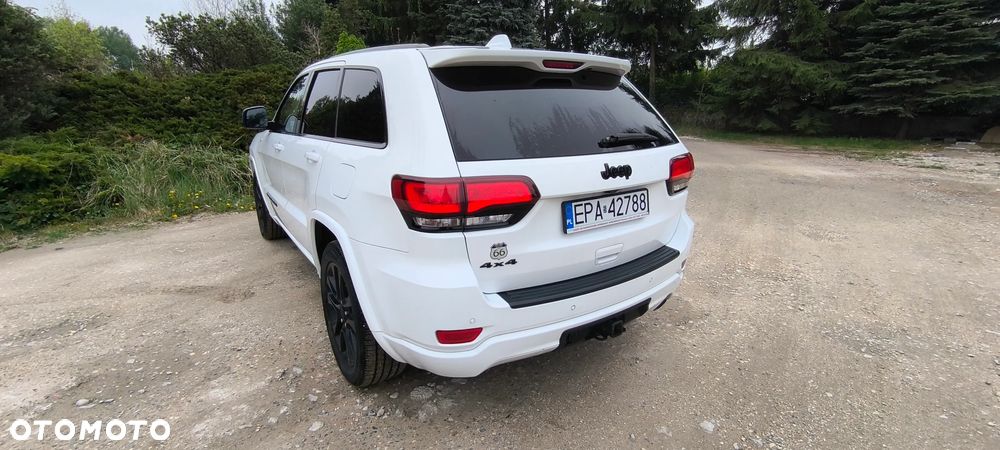 Jeep Grand Cherokee - 24